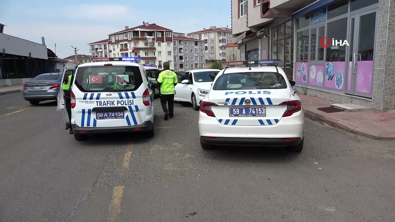 Sokağa çıkma kısıtlamasına uymayan sürücü polisin üzerine sürerek kaçmaya çalıştı