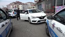 Sokağa çıkma kısıtlamasına uymayan sürücü polisin üzerine sürerek kaçmaya çalıştı