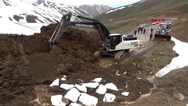 HAKKARİ Yüksekova'da heyelan; 11 köy ve mezranın yolu kapandı-2