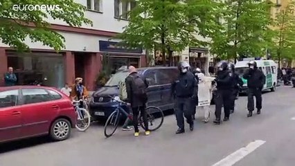 Video herunterladen: Ультраправые и ультралевые протестуют в Германии