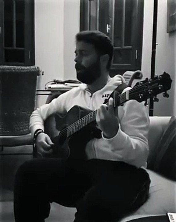 Ηλίας Βρεττός: Η τεράστια αλλαγή στην εμφάνισή του λόγω καραντίνας και το τραγούδι με τη μαμά του!