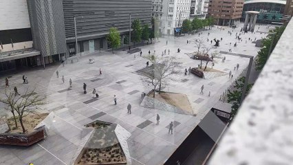 Afluencia de familas a la plaza de Felipe II
