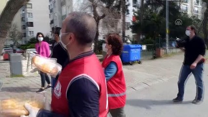 Türk Kızılayı Kadıköy'de ücretsiz pide dağıttı