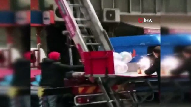 Rize’de sıra dışı doğum günü sürprizi...Yük asansörüyle evin balkonuna doğum günü pastası gönderiler