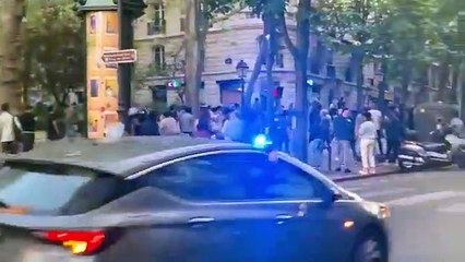 Confinement : des parisiens descendent danser en pleine rue dans le 18 ème
