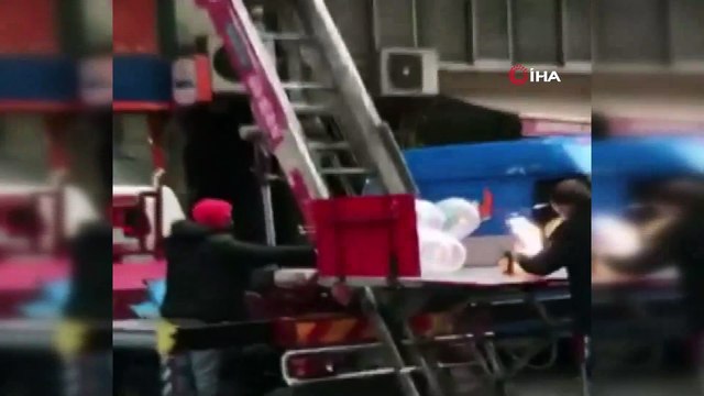 Rize’de sıra dışı doğum günü sürprizi...Yük asansörüyle evin balkonuna doğum günü pastası gönderiler