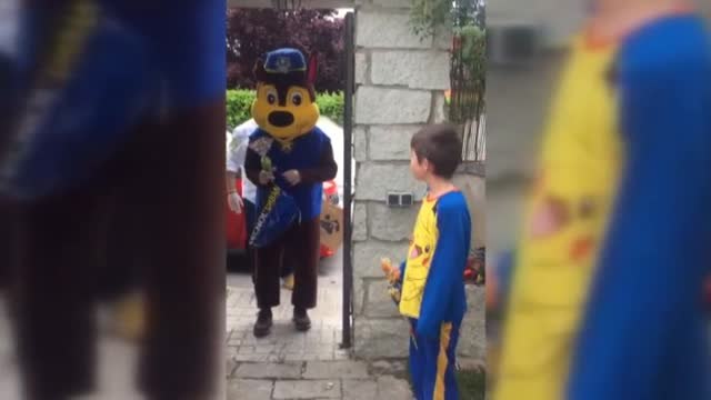 Los niños disfrutan de su primera salida del confinamiento