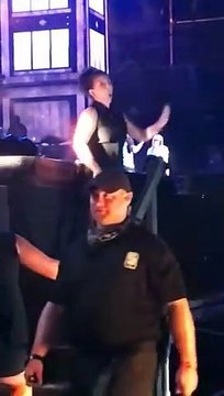 Elle traduit en langage des signes le concert d'Eminem pendant Rap God