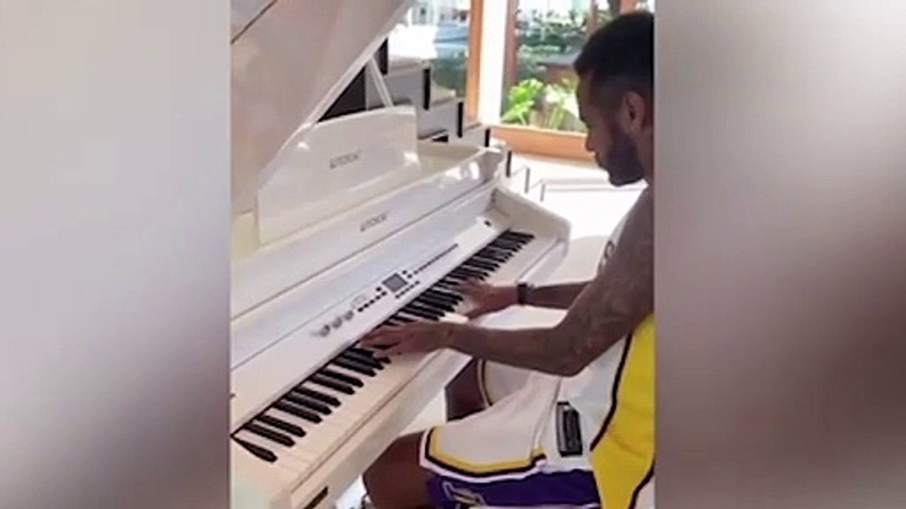 Neymar tocando el piano