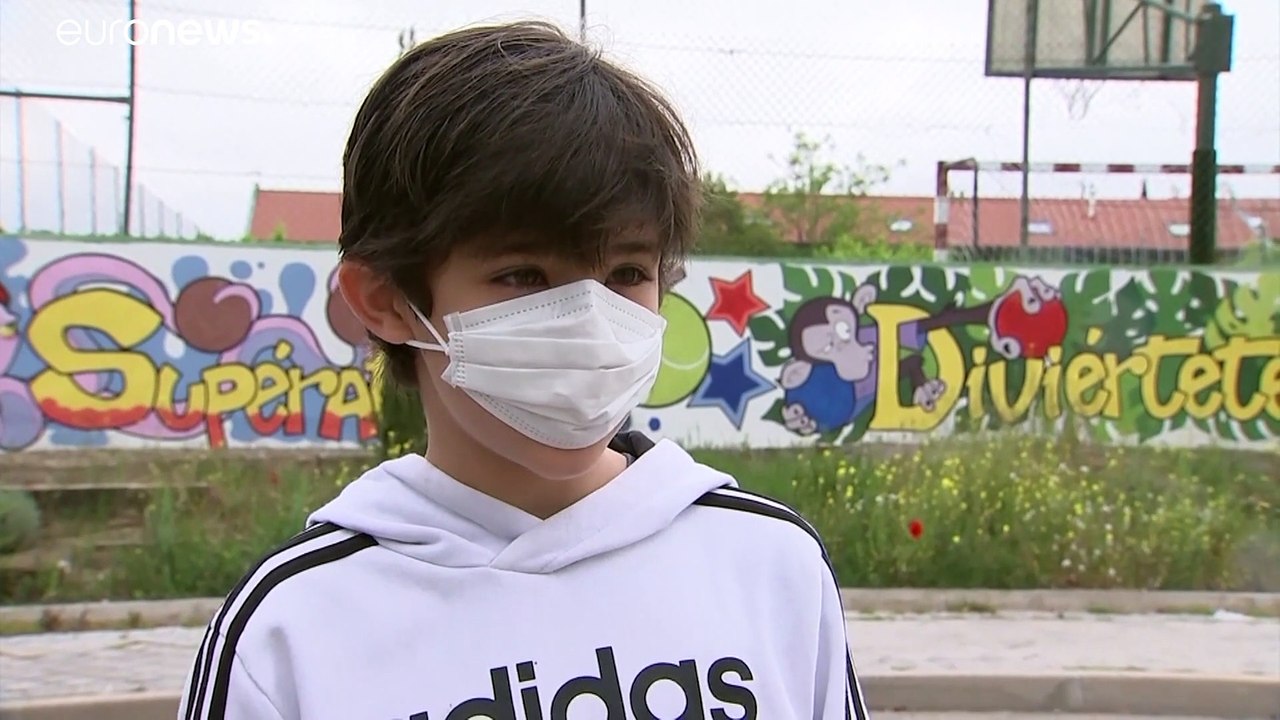 Kinder in Spanien: der erste Spaziergang seit 42 Tagen