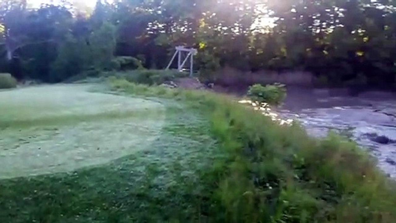 Cette rivière entre subitement en ébullition... mystérieux