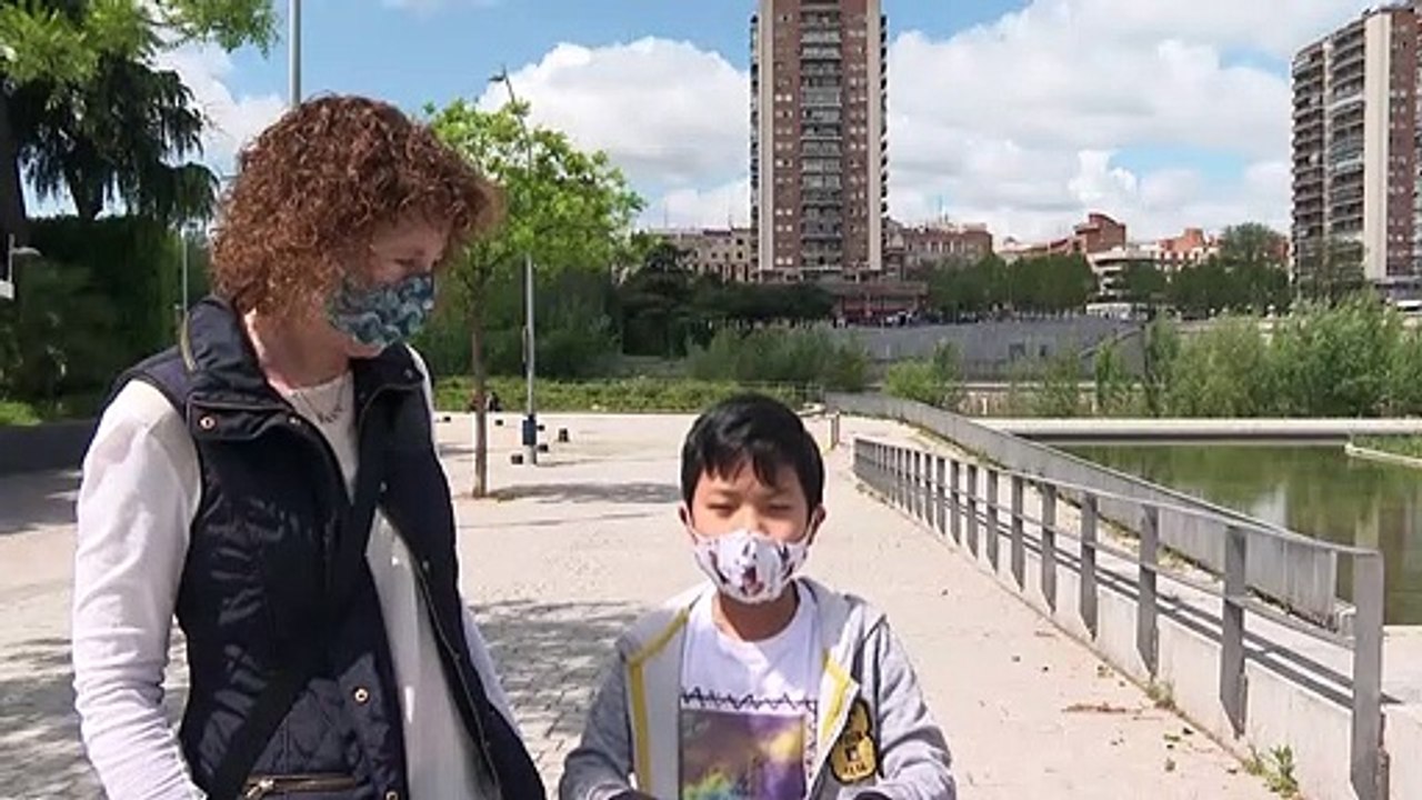 Con ganas de correr y sin miedo, los niños empiezan a salir en España