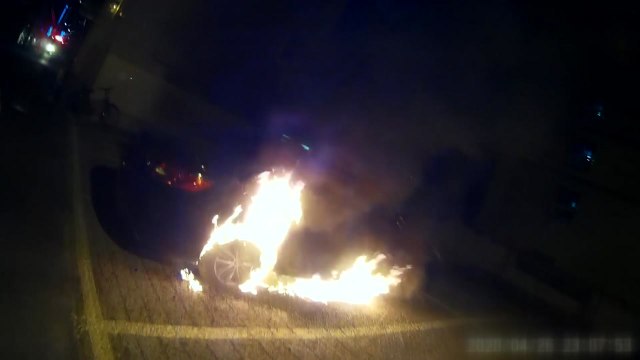 호텔 앞 주차돼있던 승용차에 불...다친 사람 없어 / YTN