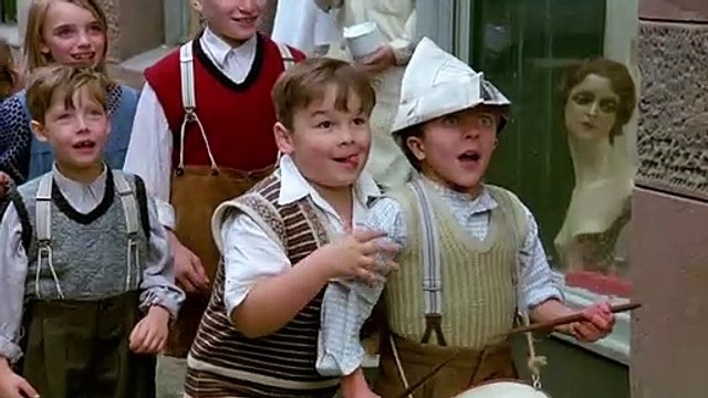 Trailer ⚫ O TAMBOR (The Tin Drum), de Volker Schlöndorff, 1979