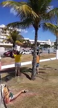 Pessoas em oração pelos pacientes da Covid-19 em frente ao Hospital Estadual Dr. Jayme dos Santos Neves