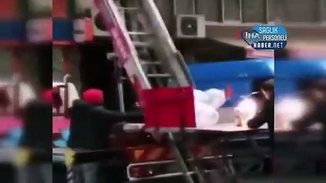 Rize’de sıra dışı doğum günü sürprizi...Yük asansörüyle evin balkonuna doğum günü pastası gönderiler