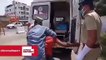 Hindistan polisi, sokağa çıkma yasağını ihlal eden insanları tutukladı ve bu hatanın tekrarlanmasını önlemek için sahte koronavirüs hastası rolündeki biri ile aynı ambulansa koydu.