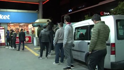 Sokağa çıkma kısıtlamasının ardından vatandaşlar benzinliklere akın etti
