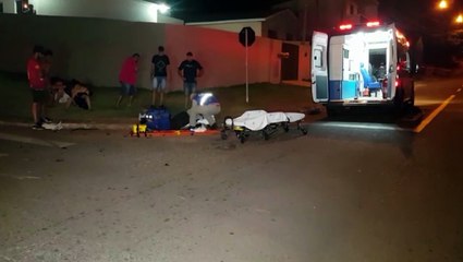 Mulher com Honda Biz é atingida por automóvel na Rua Veneza