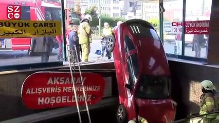 Aksaray'da yeraltı çarşısının merdivenlerine otomobil düştü