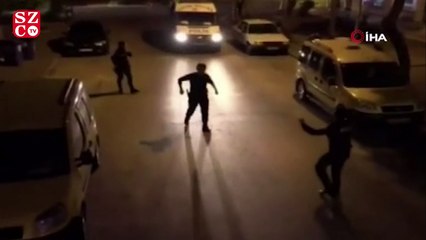 Balkondaki vatandaşlar çaldı, polisler oynadı