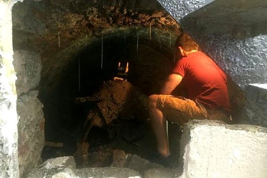 İngiltere'de karantinadan sıkılan adam evinin duvarında 120 yıllık tünel keşfetti