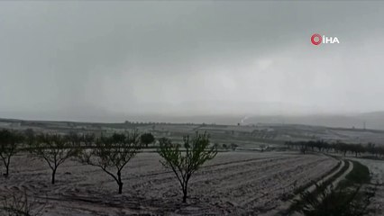 Nevşehir’de dolu yağışı köyü beyaza bürüdü