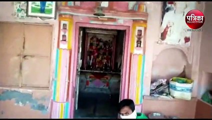 VIDEO : यहां भक्तों ने मंदिर के शिखर पर चढ़ाई ध्वजा