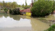 Aksaray'da sulama kanalı patladı, tarla ve evler sular altında kaldı