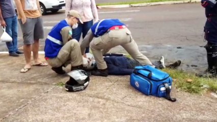 Download Video: Motociclista fica ferido em colisão na Avenida Olindo Periolo