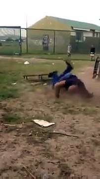 Cet homme voulait faire un salto, malheureusement, il n’a pas réussi et s’est même cassé la figure en se heurtant au sol.