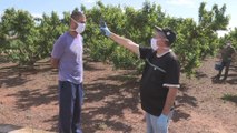 Los recolectores de fruta deben pasar controles de temperatura por el coronavirus