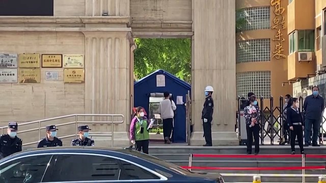 Estudantes chineses voltam às aulas após isolamento