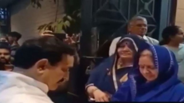 Watch: MP Health Minister Narottam Mishra violates social distancing norms