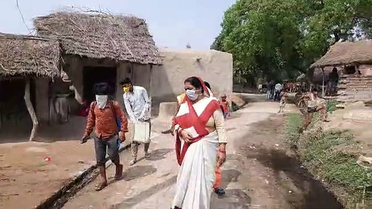 ग्राम प्रधान द्वारा गांव में करवाया गया कीटनाशक का छिड़काव