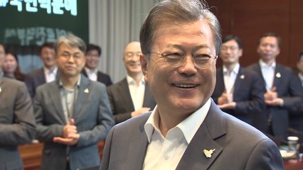 문 대통령, '덕분에 챌린지'로 의료진 응원 / YTN