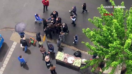 Seyyar satıcılarla zabıta arasındaki gerginlikte sosyal mesafe unutuldu