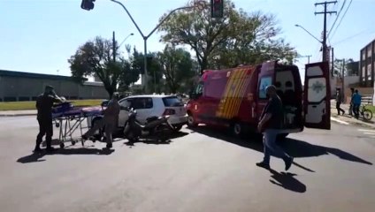 Carro e moto batem na Avenida Assunção