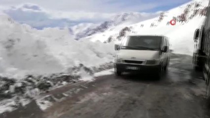 Van-Bahçesaray kara yoluna düşen çığ temizlendi