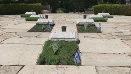 Israel recuerda a sus caídos desde casa por el cierre de cementerios
