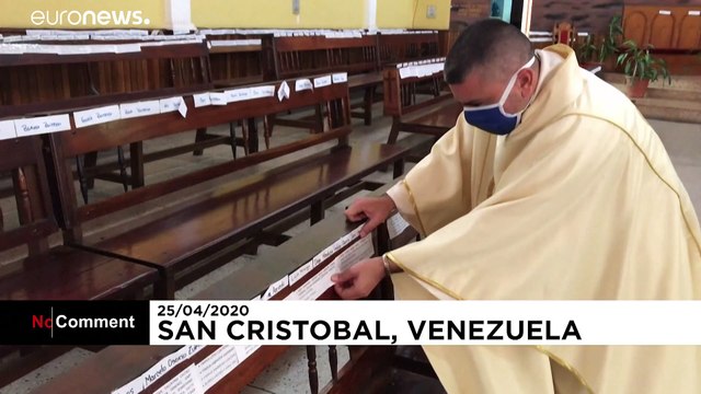 Un párroco llena la iglesia con los nombres escritos de los fieles