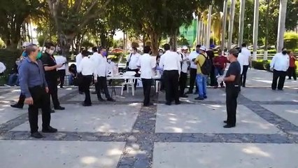 ¡Sin empleo y sin dinero! Meseros no tienen que servir en sus mesas