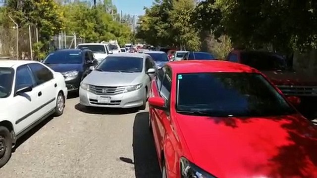 Comerciantes bloquean CFE en Culiacán para evitar que salgan brigadas a hacer cortes de luz