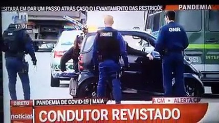 GNR apanha 3 adultos e 1 bebé dentro de Smart e condutor sem carta de condução