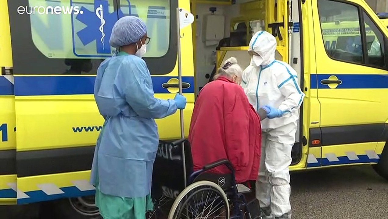 So schlägt sich Portugal gegen Covid-19: Masken für Ältere in Lissabon
