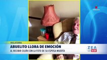 Abuelito llora al recibir cojín con la foto de su esposa