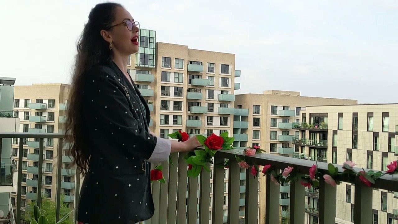 British opera singer performs from balcony during lockdown