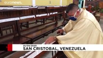شاهد: كنيسة فنزويلية تقيم قداساً عبر مكبرات الصوت بحضور 