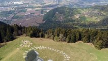 شاهد: قطعة فنية عملاقة عن فيروس كورونا في جبال الألب السويسرية