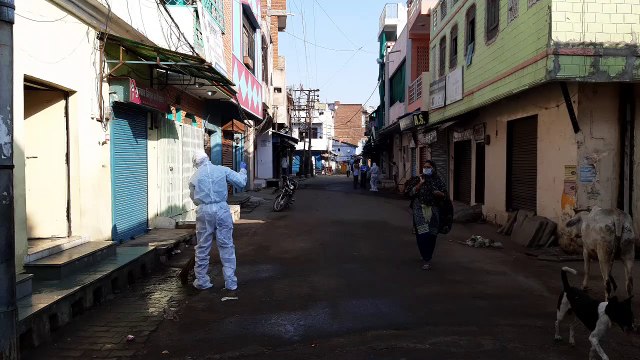 झांसी: कोरोना पेशेन्ट मिलने से जिले में कर्फ्यू जैसा माहौल